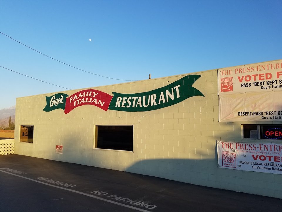 Front view of an Italian restaurant in Banning.